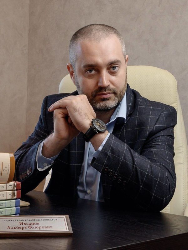 адвокат Альберт Ихсанов в офисе - анализ материалов уголовного дела