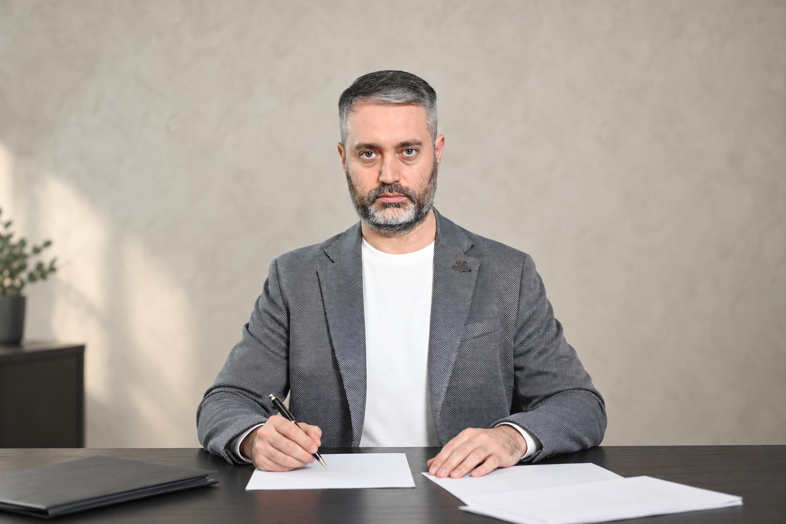 Адвокат Альберт Ихсанов за работой с документами